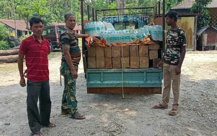 Wood smuggling hidden under the water bottle! The forest department caught it red-handed