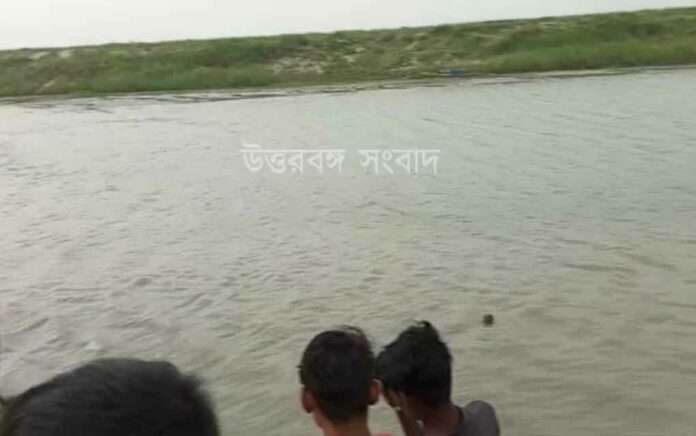 Two teenagers went down to bathe in the river and drowned