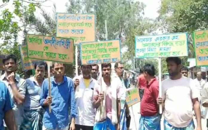 Trinamool workers participated in the protest demanding the arrest of the block president of the party