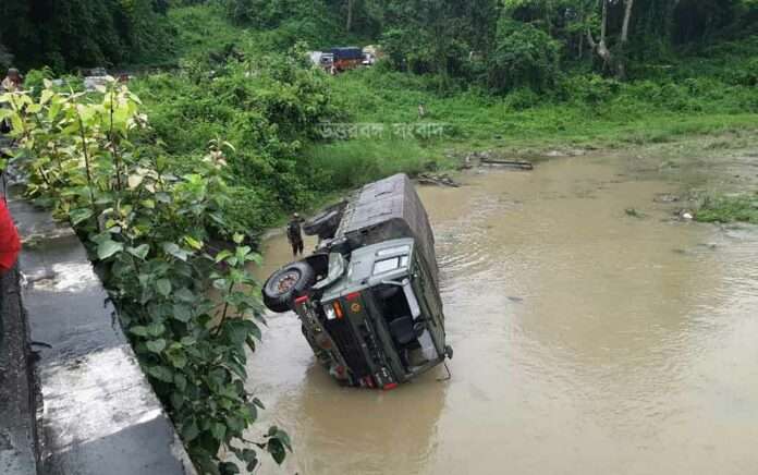 army-vehicle-overturned-in-the-river-after-losing-control