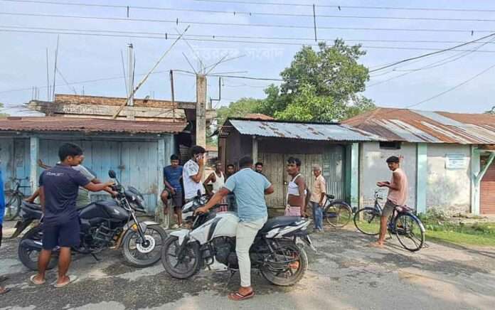 Residents locked in Rangalibajna ration shop on complaint of irregularities