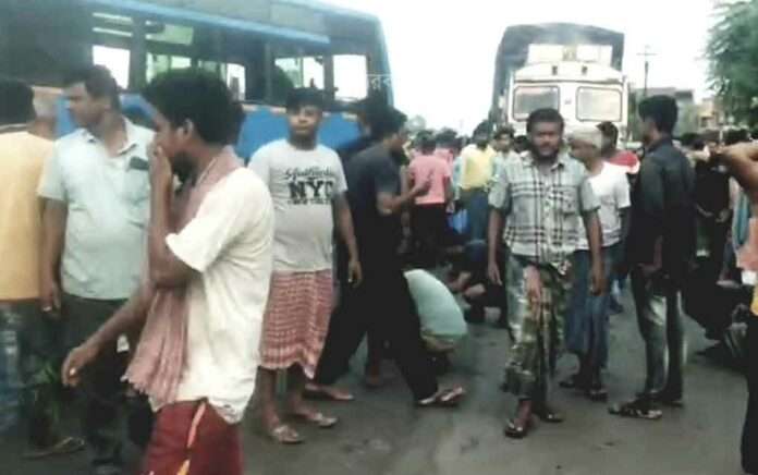 2 dead, 22 injured in collision between bus and lorry
