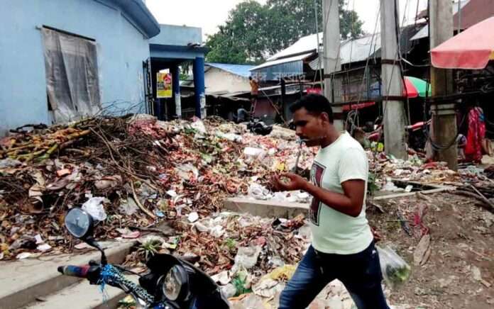 Traders are in trouble in unhygienic environment in garbage piled markets