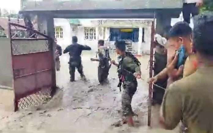 Flood situation in Kalchini's Mechpara tea garden, air force soldiers came to the rescue