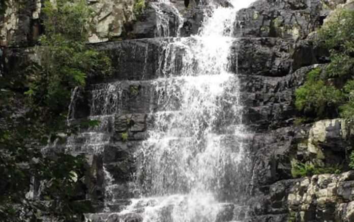 student jumped from the waterfall, stuck his head in the rock groove and died