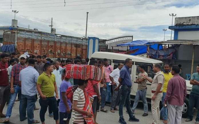 Drivers complain of disorganization at the Changrabandha border truck terminus