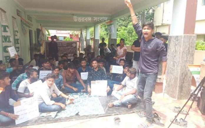 Trinamool Students Parishad staged protest at Balurghat in Jadavpur incident