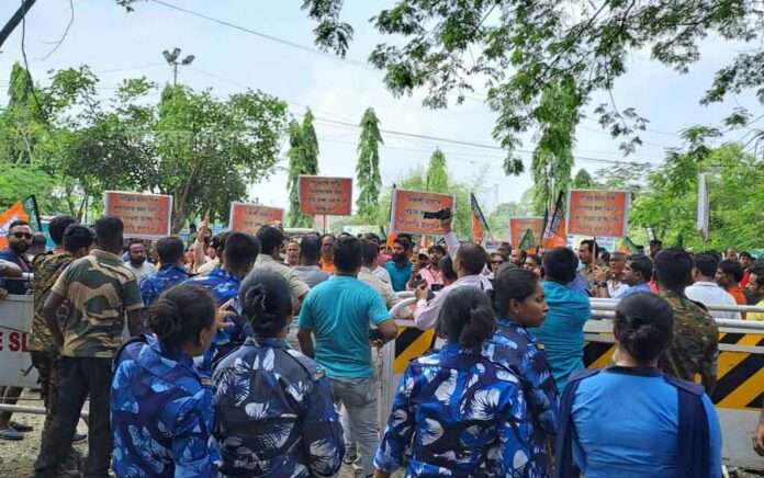 Complaints about bad Municipal service, protests by BJP