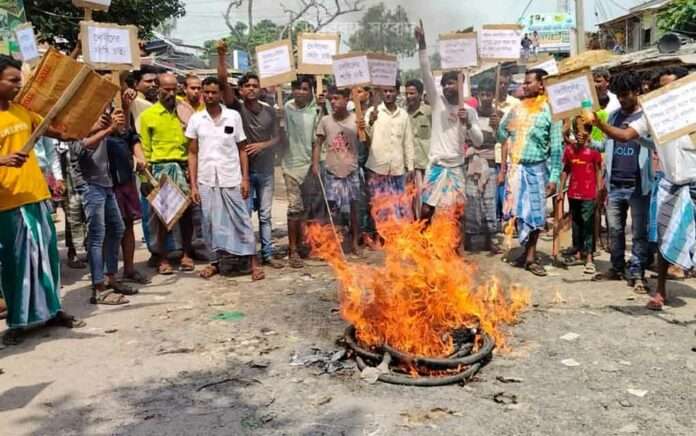 Demonstration by burning tires in Jalalpur