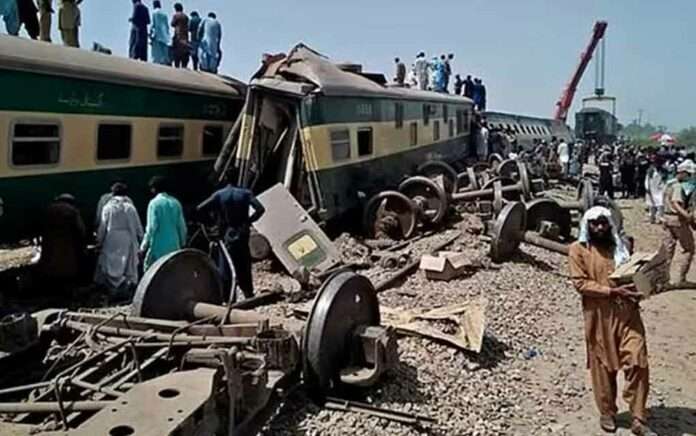 Passenger train derails in Pakistan, at least 15 dead