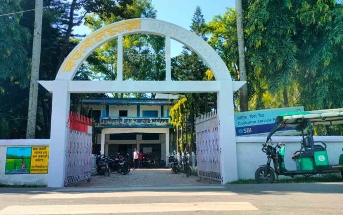 gate of Boro Shaulmari Gram Panchayat is white instead of saffron