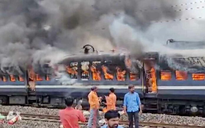 fire-breaks-out-in-engine-of-dahod-anand-memu-train-in-gujrat
