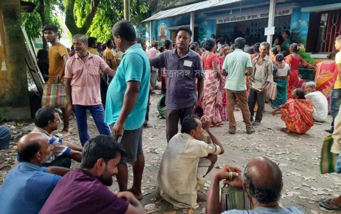 Complaints of irregularity in the distribution of grains, farmers protest