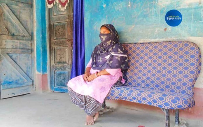 harishchandrapur Woman stages dharna in front of husband's house