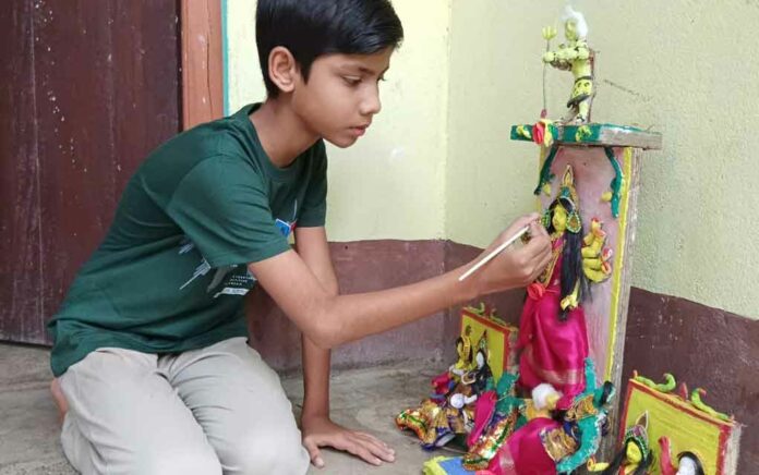 Chalsa Ankit has created a 2 feet Durga idol