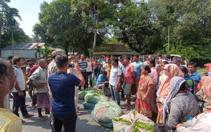 Alleging low bonus, tea garden workers block road