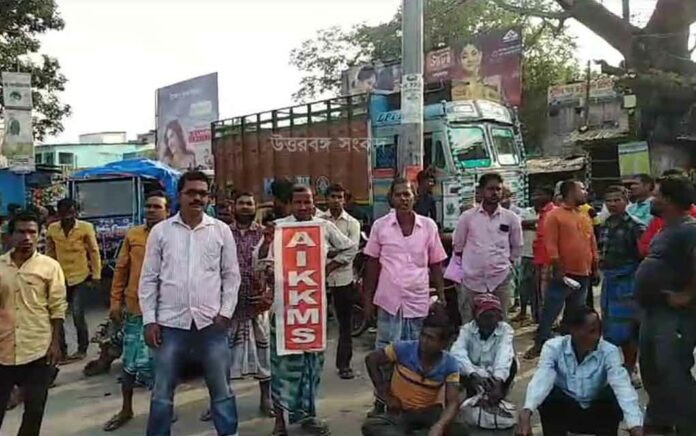 Farmers block road to prevent black market of fertilizer in Raiganj