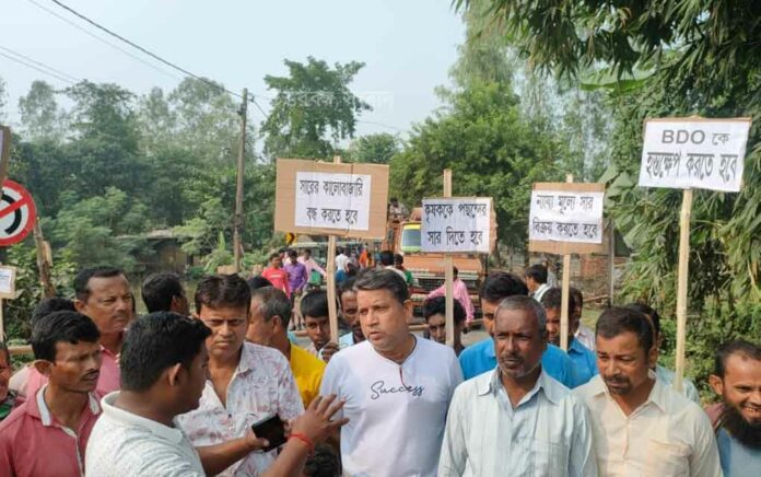 Farmers blocked the road to demand stop black market of chemical fertilizers