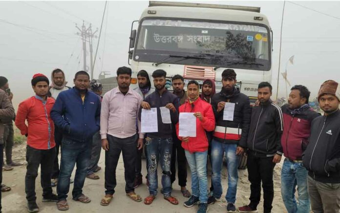 Allegation of transport of sand and stone with illegal documents, protest by truck drivers