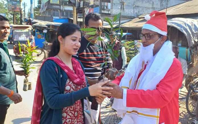 'Poet' Dineshchandra Biswas distributed saplings in Santa's clothes