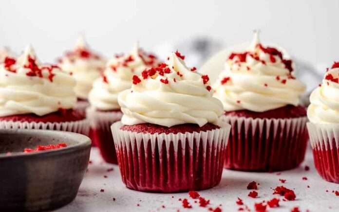 Christmas is coming, make red velvet cupcakes