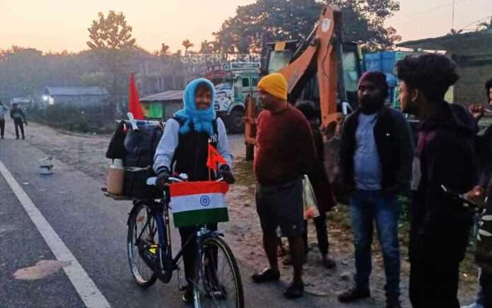 young man from Nagrakata is on his way to Ayodhya on a bicycle