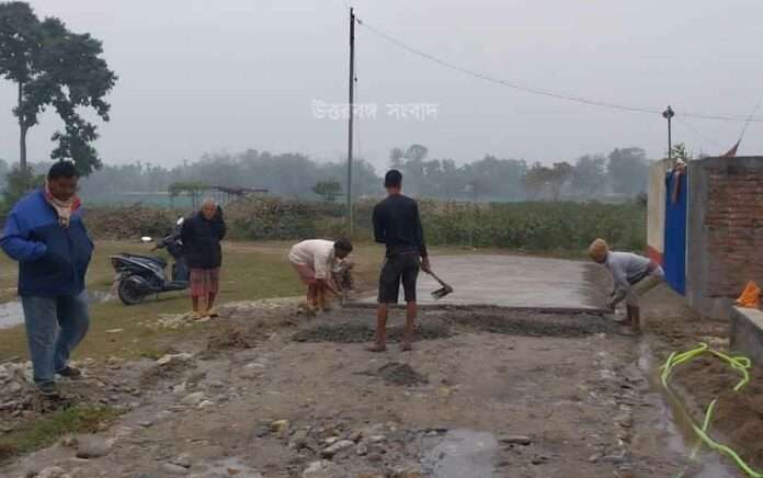 villagers stopped the construction of the road complaining of poor quality of work