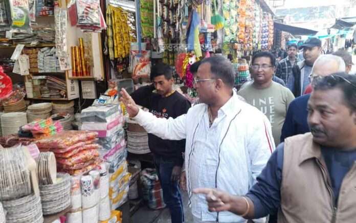 Traders association freed the road of Bidhan Market
