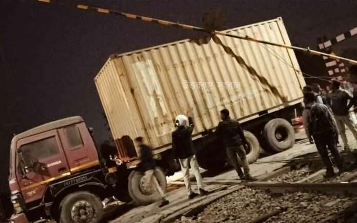 rail gate was broken by the impact of the cargo truck