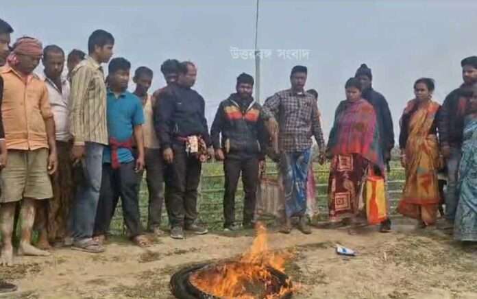 Water project not built even with land, protest by burning tires in Harishchandrapur