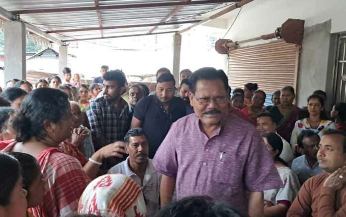 locals-expressed-their-anger-to-the-mla-in-ambari