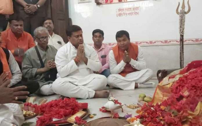 Sukanta Majumder started the campaign by worshiping at Burakali temple