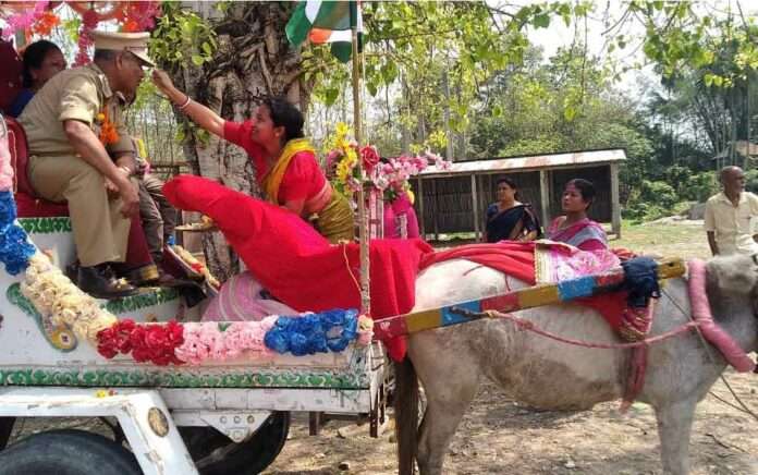 Villagers welcomed army personnel in horse cart after retirement