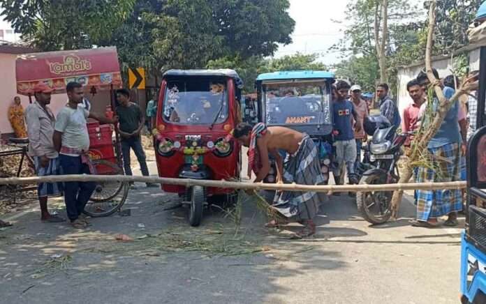 problem in paddy cultivation, the protesting farmers blocked the road