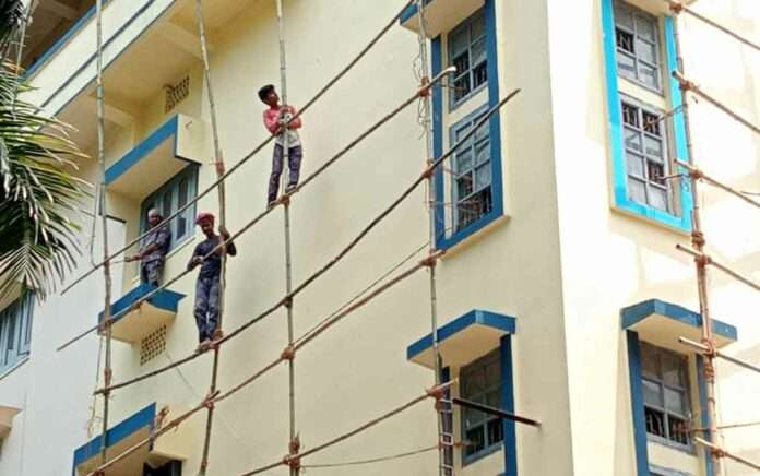 construction work without safety gear, workers at risk