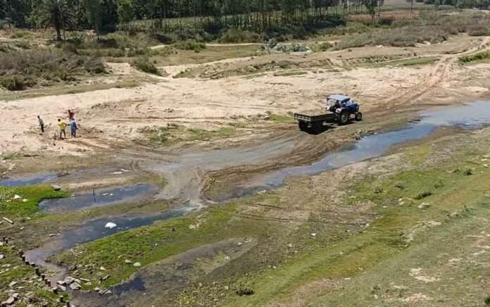 Sand smuggling is going on freely from Kulik-Mahananda river