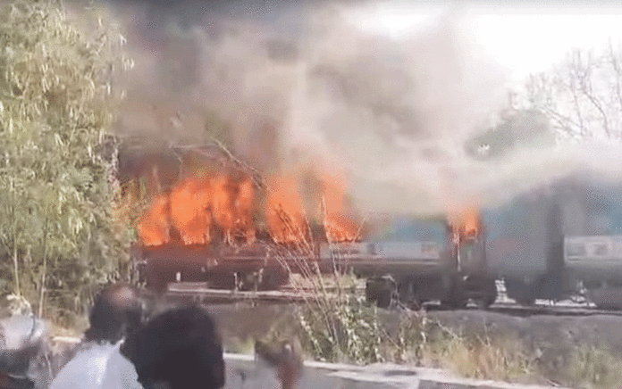 Massive fire breaks out in Taj Express train in Delhi